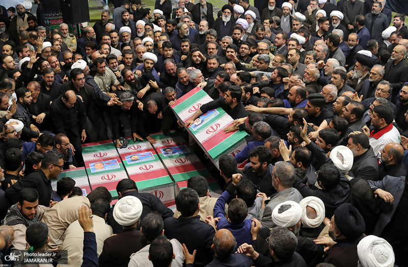 اقامه نماز رهبر معظم انقلاب بر پیکر رئیس جمهوری و یارانش