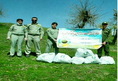 تفرجگاه جنگلی سردشت در روز زمین پاک پاکسازی شد