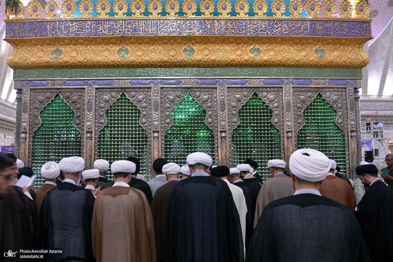 ادای احترام جمعی از طلاب حوزه علمیه نجف اشرف به مقام شامخ امام خمینی (س)
