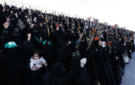زنان یمنی درحمایت از انصارالله در صنعا رژه نظامی برپا کردند