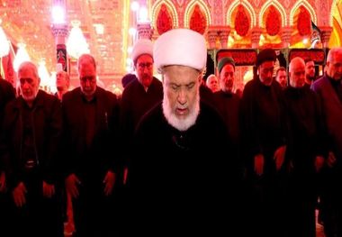 حضور سردار قاآنی در صف نخست نماز با امامت نماینده آیت‌الله العظمی سیستانی در کربلا + عکس
