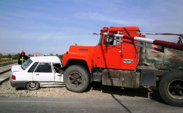 برخورد پراید با کامیون در مهران حادثه آفرید