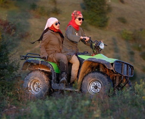 تصویری از موتور سواری الناز شاکردوست و بهنوش بختیاری
