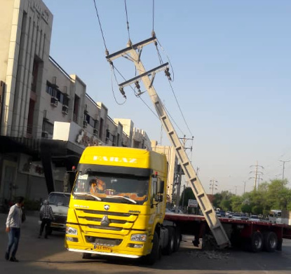 برخورد تریلر با تیر برق موجب قطع برق بخشی از شهر اهواز شد