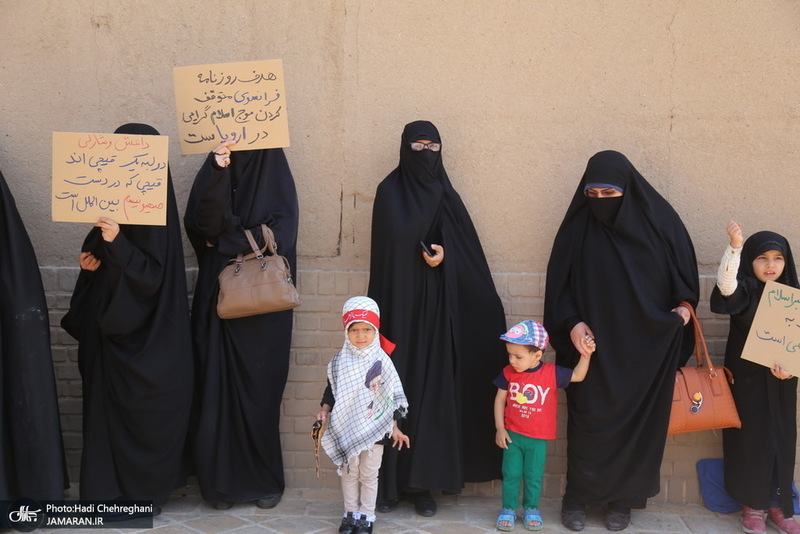 تجمع محکومیت توهین به پیامبر اکرم(ص)‌در مقابل بیت امام(س) در قم