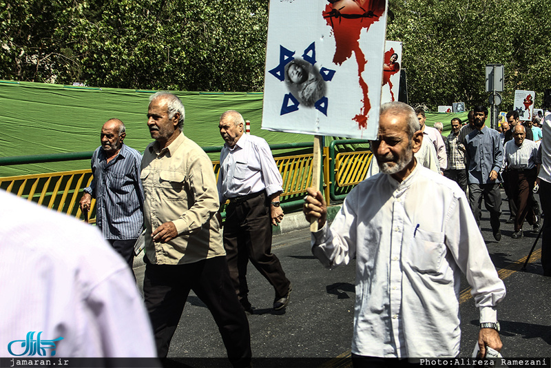 راهپیمایی نمازگزاران در اعتراض به کشتار مسلمانان میانمار