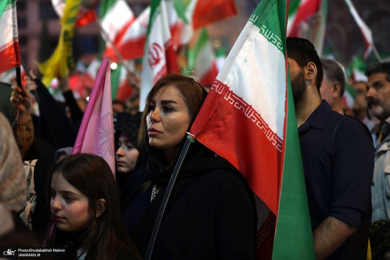 مردم میدان انقلاب در بدرقه تیم ملی به جام جهانی