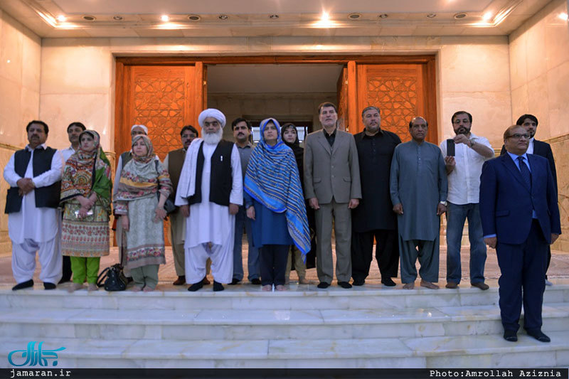 ادای احترام رئیس مجلس ایالت بلوچستان پاکستان به مقام شامخ امام خمینی(س)