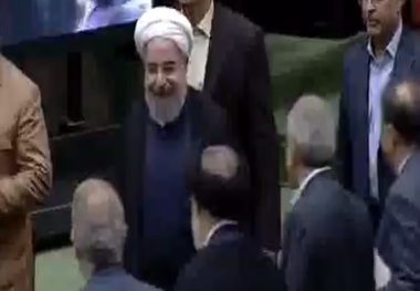 لحظه ورود روحانی به صحن علنی مجلس برای دفاع پایانی از وزرای پیشنهادی