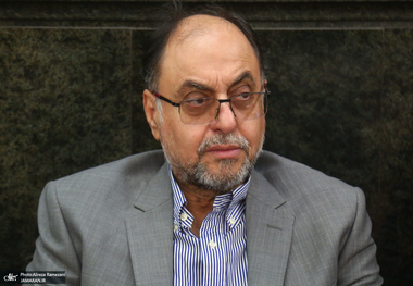 وحید حقانیان پس از ثبت نام در انتخابات 1403: بنا دارم از آخرین لایه مغز نظام به پوسته اول و ظاهری گذر کنم