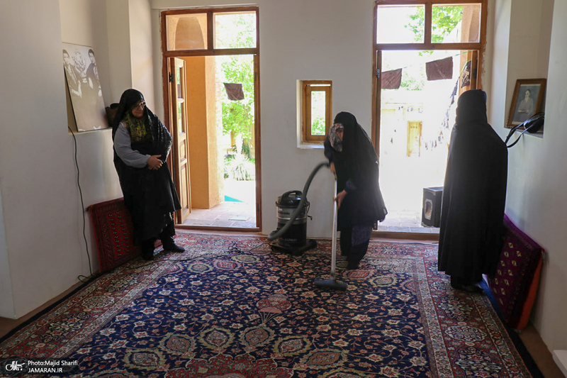 غبار روبی و عطر افشانی و بیت و زادگاه امام خمینی (س)