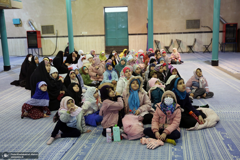 بازدید جمعی از دانش آموزان از بیت امام خمینی (س) در جماران