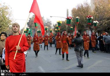 آئین نمادین کاروان اسرای کربلا در ورامین برگزار شد