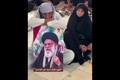 ویدیوی زوج کهنسال عراقی نجیبانه در انتظار آغاز مراسم تشییع امام شهید پربازدید شد/ آنها به مشهد سفر می کنند + فیلم