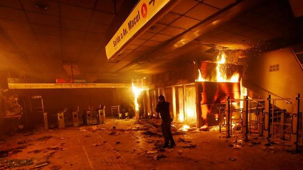 آشوب و برقراری وضعیت فوق العاده در شیلی به دلیل گرانی بلیط مترو+عکس