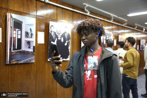 بازدید جمعی از دانشجویان خارجی از بیت امام خمینی (س) در جماران  1