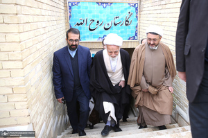 بازدید آیت الله دری نجف آبادی از نمایشگاه عکس امام دل‌ها‎