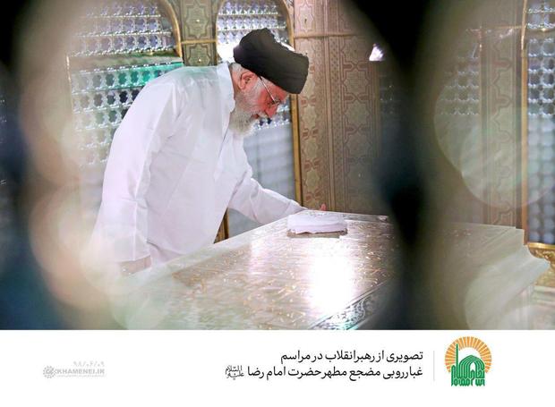  تصویری از رهبرانقلاب در مراسم غبارروبی مضجع مطهر امام رضا علیه‌السلام