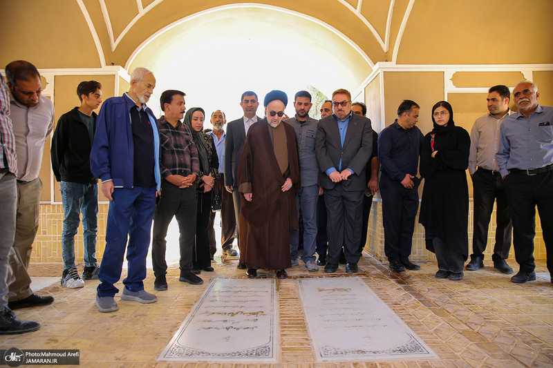 حضور سید محمد خاتمی بر مزار آیت الله سید روح الله خاتمی (ره)