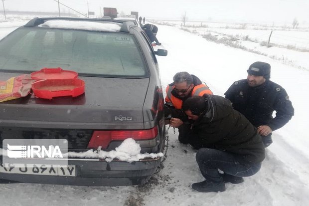 نجات بیش از ۳۵۰ دستگاه خودرو از برف و کولاک محورهای مهاباد