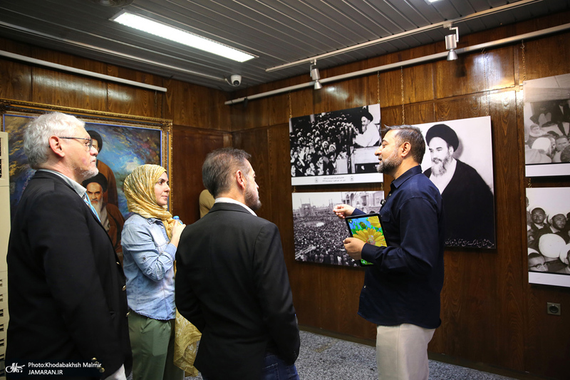 بازدید مهمانان خارجی شرکت کننده در مراسم وداع و تشییع رهبر شهید از حسینیه جماران
