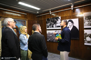 بازدید مهمانان خارجی شرکت کننده در مراسم وداع و تشییع رهبر شهید از حسینیه جماران