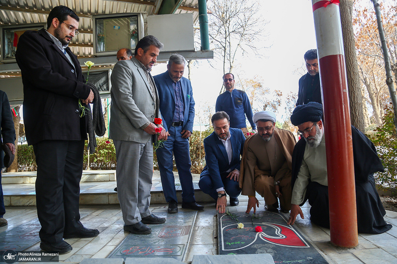 حضور رییس موسسه تنظیم و نشر آثار امام خمینی در گلزار شهدای خمین