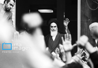 تصاویری تاریخی از دیدار مردم با امام خمینی در مدرسه علوی (۱۴ بهمن ۱۳۵۷)