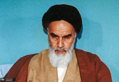 امام خمینی: مستضعفان مطمئن باشند که ستارۀ نحس مستکبران رو به زوال و افول است/ارزش انقلاب هر چه بیشتر باشد فداکاری در راه تحقق آن ارزشمندتر و لازم‌تر است