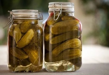 خطر مسمومیت با خیارشور و ترشی را جدی بگیرید/ خیارشور سرکه‌ای بهتر است یا نمکی؟