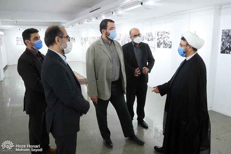 بازديد سرپرست موسسه تنظیم نشر آثار امام خمینی(س) از نمايشگاه عکس و نقاشی حوزه هنری