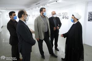 بازديد سرپرست موسسه تنظیم نشر آثار امام خمینی(س) از نمايشگاه عکس و نقاشی حوزه هنری