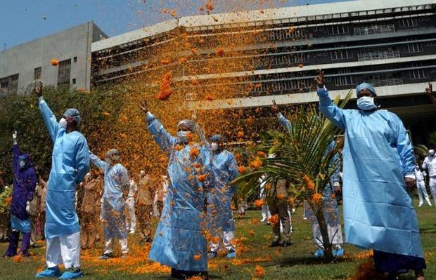 بارش گل رز از آسمان دهلی به نشان قدردانی از پزشکان