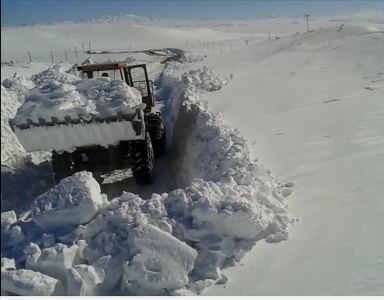 برف و کولاک  راه ارتباطی 60 روستای شهرستان هشترود را مسدود کرد