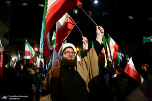 حركت دسته مردمى پرچمداران ايران به مناسبت روز جمهوری اسلامی ایران