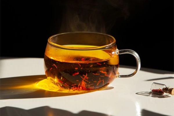 ۱۳ خاصیت بی‌نظیر زعفران دم‌کرده برای سلامتی که باید بدانید