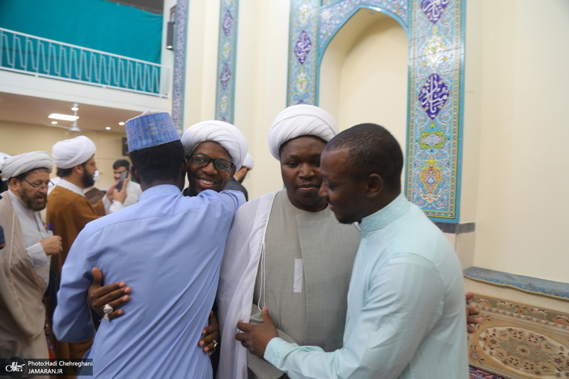 مراسم عمامه گذاری طلاب روز ولادت پیامبر اکرم (ص) و امام جعفر صادق (ع) در بیوت مراجع