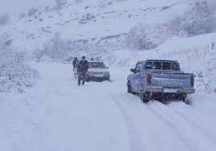 بارش برف راه ارتباطی 60 روستای بستان آباد را مسدود کرد‎