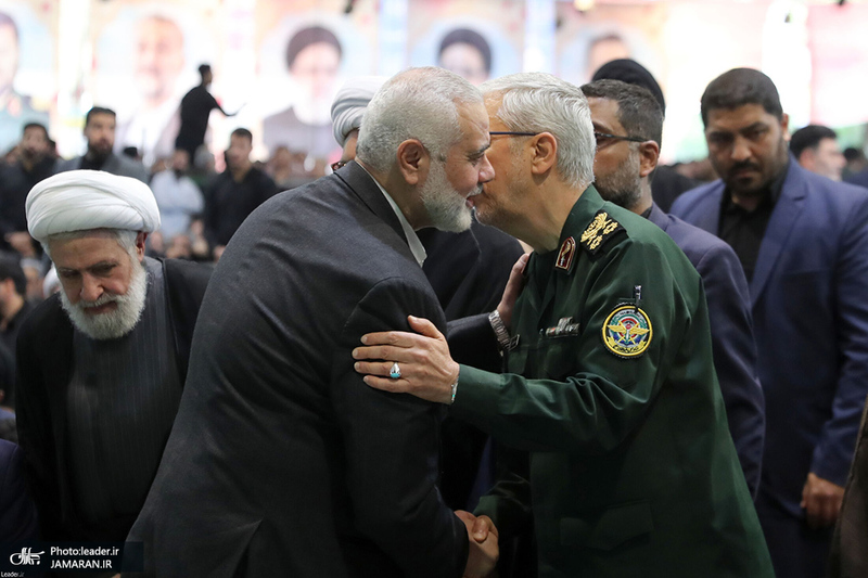 اقامه نماز رهبر معظم انقلاب بر پیکر رئیس جمهوری و یارانش