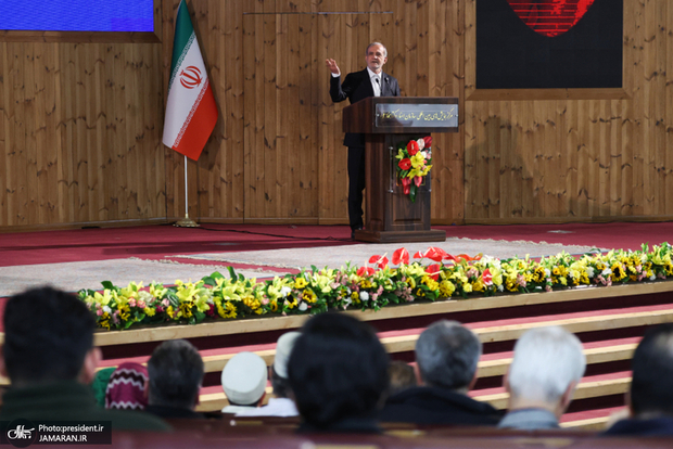 پزشکیان: همه پیامبران آمده‌اند تا عدالت را در جامعه پیاده کنند/ جوهره تعالیم دینی بر رحمت، صداقت و رعایت حقوق انسان‌ها است/ ملت ایران فارغ از تفاوت‌ها برای ساختن ایرانی آباد، عزیز و سربلند تلاش خواهد کرد