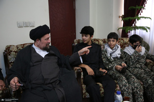 اقامه نمازسید حسن خمینی  بر پیکر شهید حیدری در حرم مطهر امام خمینی (س)