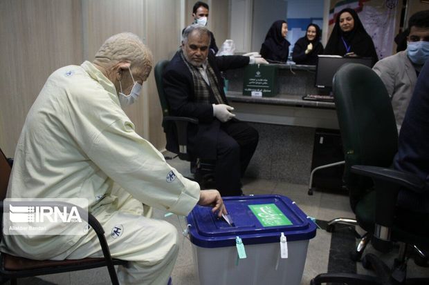 حضور بیماران و کادر پزشکی مشهد در پای صندوقهای رای