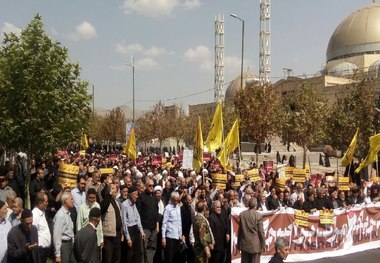 نمازگزاران زنجانی در اعتراض به سخنان رییس جمهوری آمریکا راهپیمایی کردند