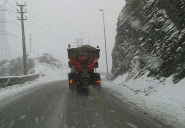 بارش برف در گردنه آوج به 10 سانتی متر رسید