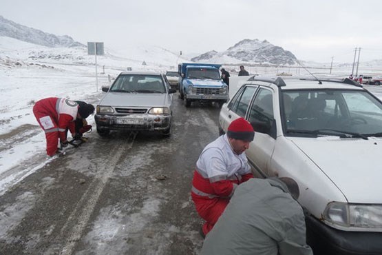محور تکاب-شاهین دژ مسدود شد گرفتارشدن بیش از 100 دستگاه خودرو در برف و کولاک