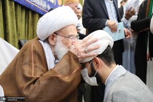 مراسم عمامه گذاری طلاب توسط آیت‌الله العظمی نوری همدانی و آیت الله فاضل لنکرانی در روز عید غدیر