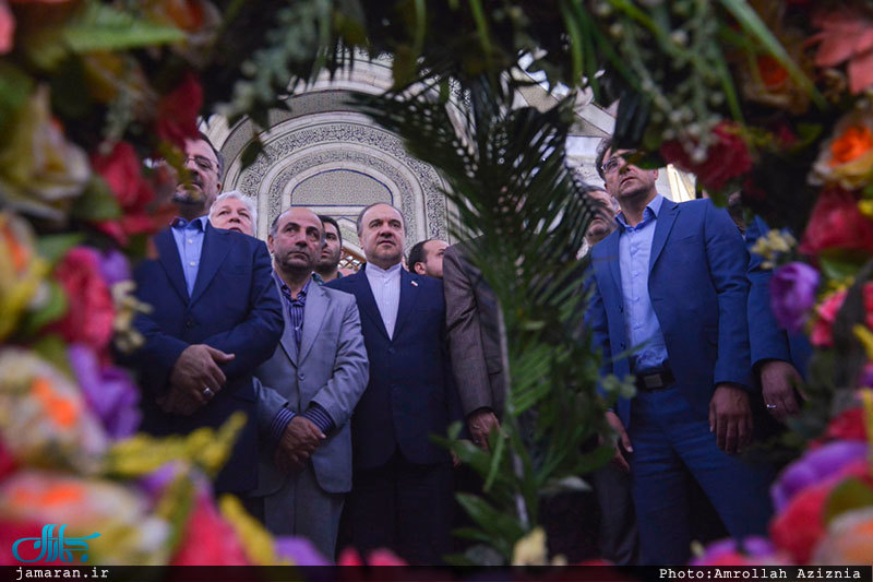 ادای احترام وزیر ورزش و جوانان و جمعی از ورزشکاران به مقام شامخ حضرت امام(س)  
