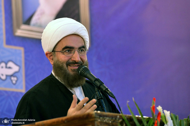 حاج‌علی‌اکبری، امام جمعه موقت تهران: مراقب دوقطبی‌ها باشیم/ امام راحل هم فرمودند هرچه فریاد دارید بر سر آمریکا بکشید/ باید باب گفت‌وگو با مردم باز باشد/ چه خوب که در مصلی‌ها نماز باران خوانده شود و استغفار هم داشته باشیم