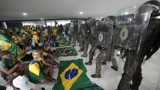 بازدید رئیس جمهور برزیل از ساختمانهای دولتی پس از حمله هواداران بولسونارو +تصاویر