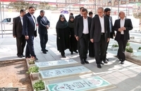 حضور پزشکیان بر مزار شهدای تجاوز رژیم صهیونیستی علیه ایران (4)